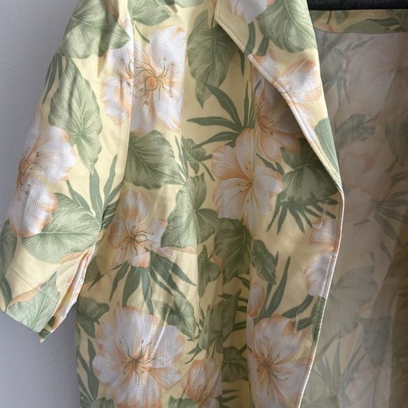 Women’s Tommy bahama Hawaiian button up - Picture 3 of 5
